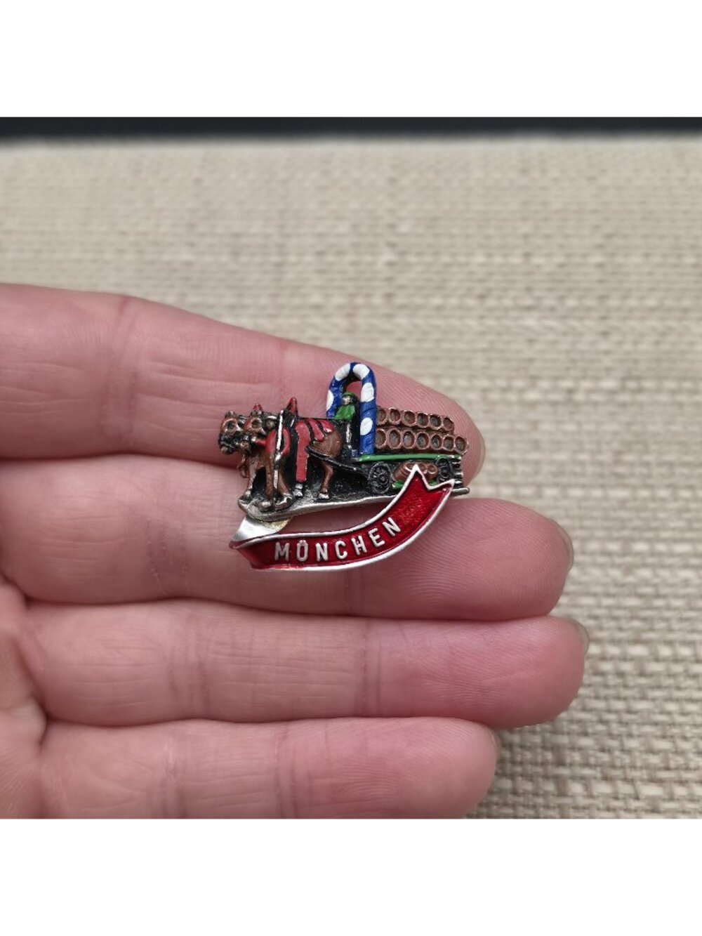 Vintage München Beer Wagon Pin Munich Germany Oktoberfest Travel Badge A9189